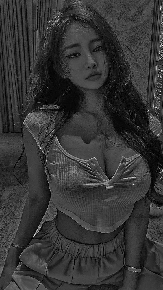 asiatica en blusa