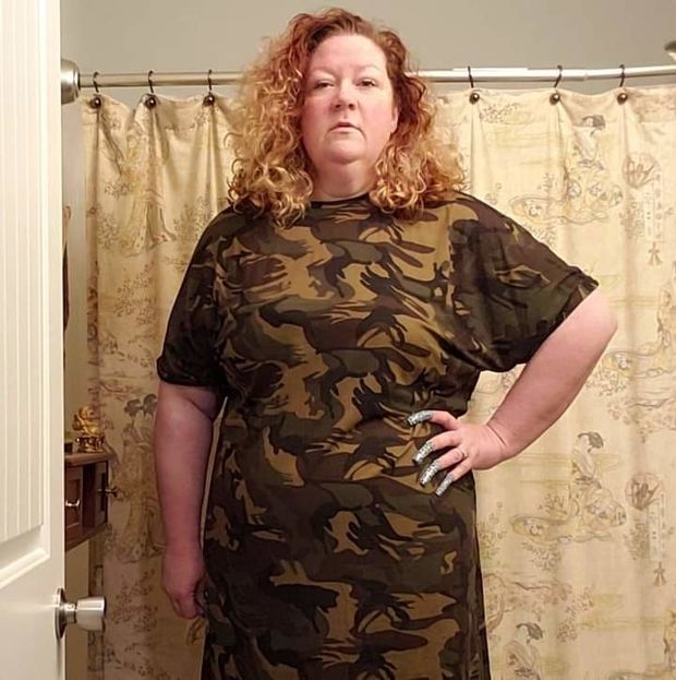 Tall MILF with long nails.