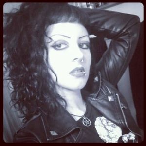 Stunning goth rock vixen
