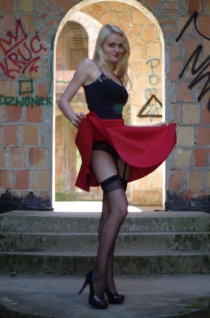 Blonde babe lifint up her red miniskirt