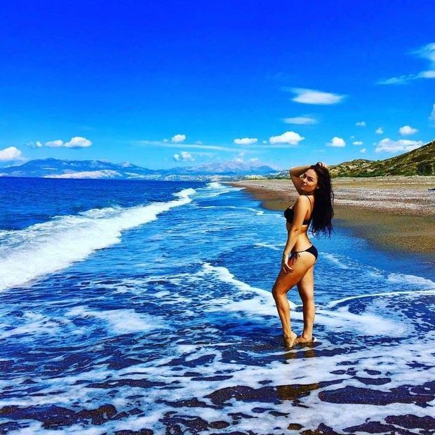 Sexy MILF on the beach. ❤️