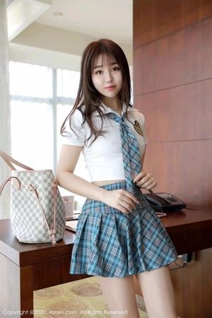 Asiática colegiala pezones alertas