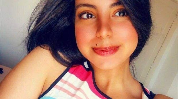 Hot Brunette teen sexy smile