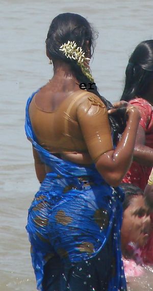 Wet cloths revealing indian aunty's curves and phat ass!