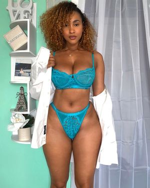 Pinkbesos in Lounge bra and panties