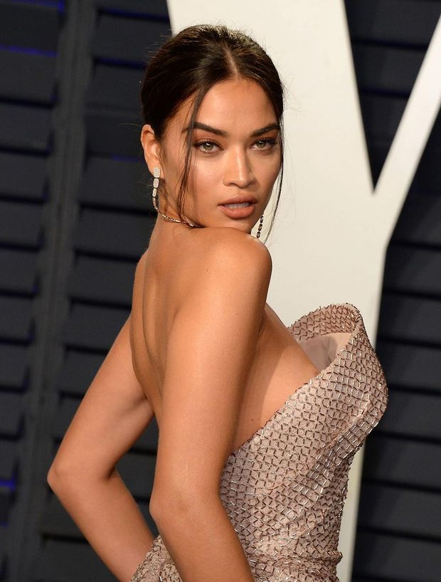 Shanina Shaik Nude & Sexy Pics Collection