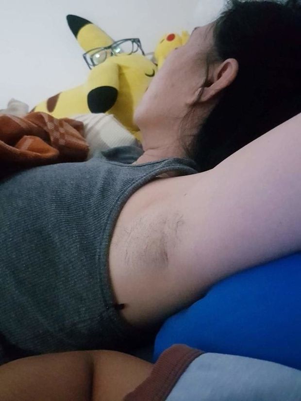 Mom show armpits