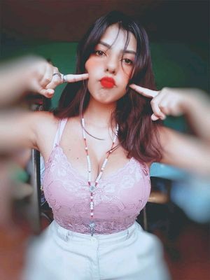 Angee, preciosa jovencita tetona