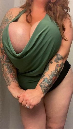 Thick babe with massive tits