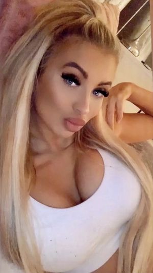 Big tits, blonde hair & fake lips - the perfect recipe for a bimbo