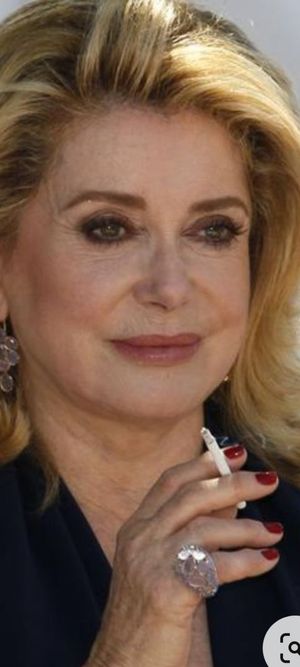 Catherine Deneuve Smoking Capri 120s ❤