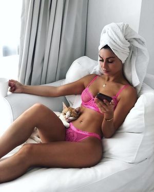Cally Jane Beech Sexy & Topless Photos