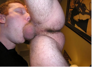 Hombre gordo chupando polla