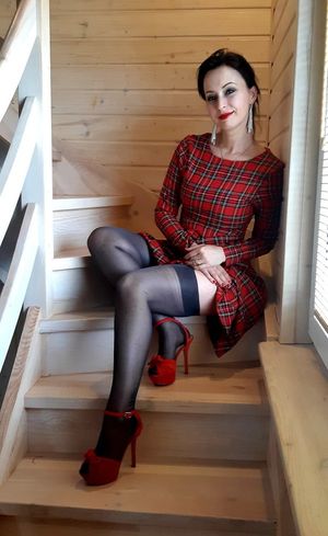 Leggy mature exposing stockings