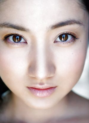 Japanese gravure idol Saaya Irie's pretty face and beautiful brown eyes