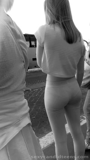 visible panties under tight leggings img 1/5