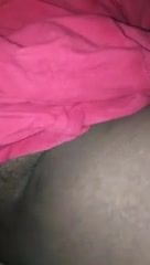 Negra tetona las mueve y abre su coño peludo