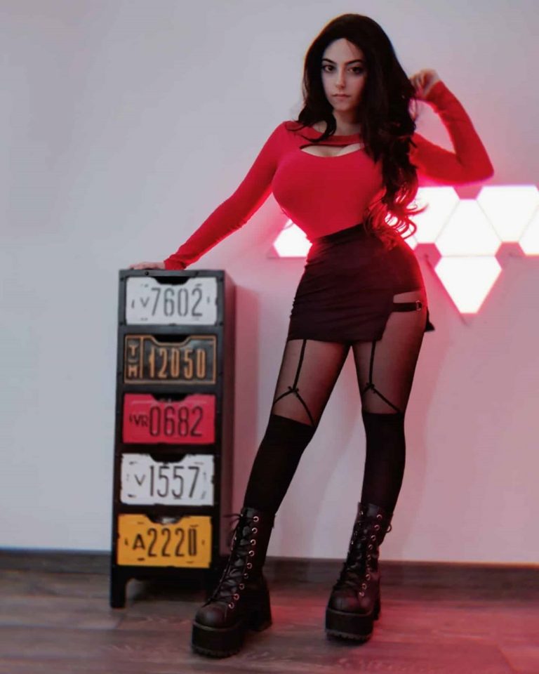 Sofia Mina Delle Cave on IG