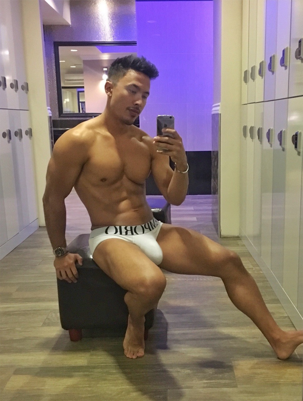 Kenta Seki's underwear holding his big cock at the gym. (@kentaseki)