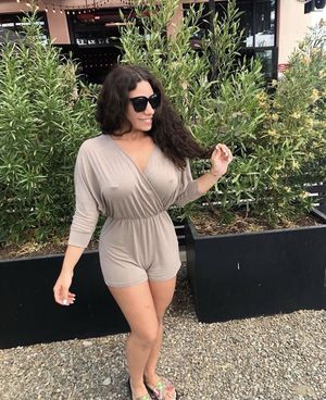 Sexy bimbo goes braless