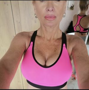 Ilovebuddy gym tits.