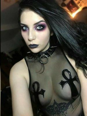 Hot goth babe