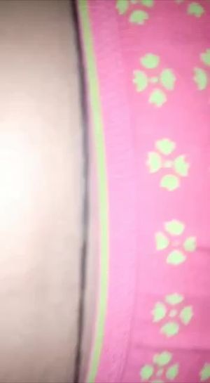 India coqueta se juega con sus tetotas y con su tierno coñito.