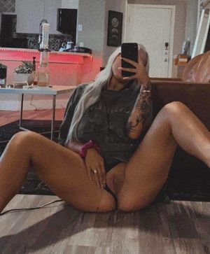 Curvy Texas Blonde Spreads Her Legs Showing Her Nice Pussy