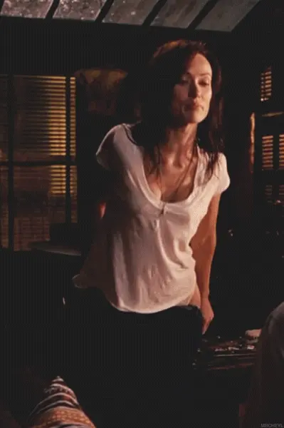 Sexy brunette Olivia wilde give a nice ass shot while stripping down