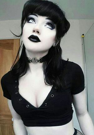 Hot Amateur Goth Babe