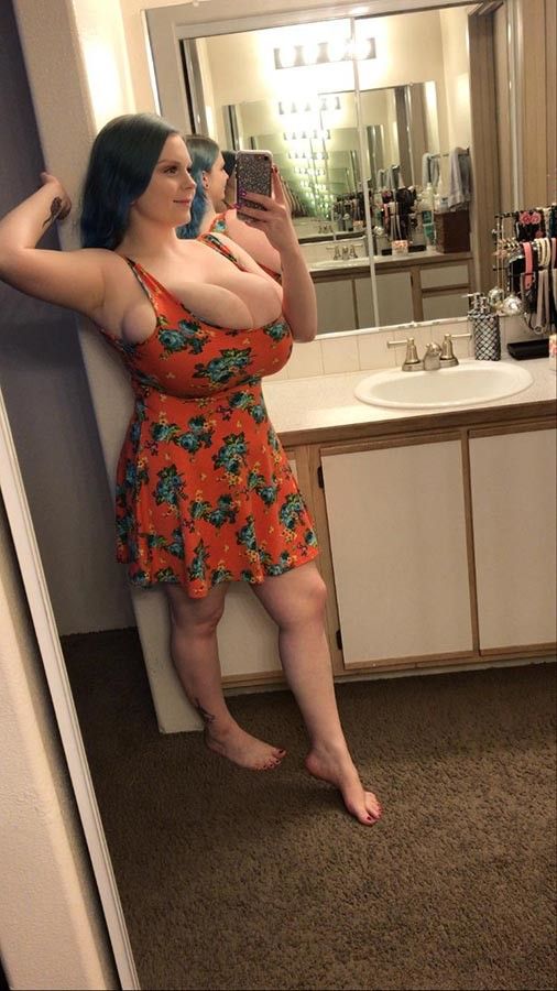 Cassie0pia's UNBELIAVABLE NATURAL CLEAVAGE!!!!!!!