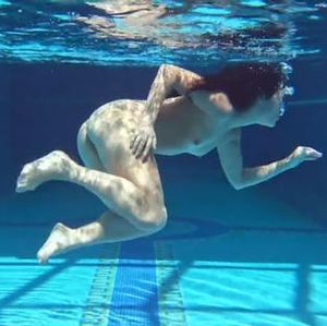 nude teenager, ragazzine nude, teenager nude, nude, piscina, nuotatrici nude, nuotatrice nuda, tettine nude, tette piccole, vagine depilate,