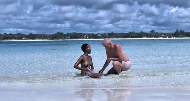 Public fucking on an African beach with pornstars Cane and Namica showing a spontaneous action after a photo shooting.