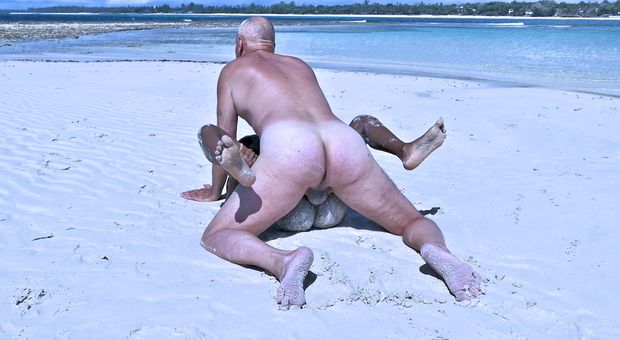 Public fucking on an African beach with pornstars Cane and Namica showing a spontaneous action after a photo shooting.