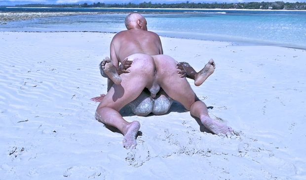 Public fucking on an African beach with pornstars Cane and Namica showing a spontaneous action after a photo shooting.