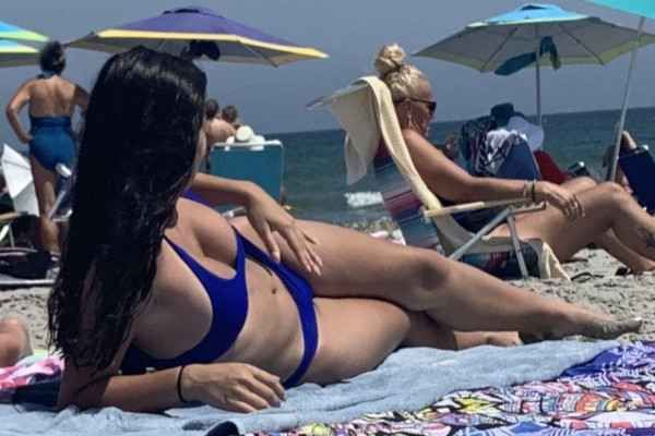 Dziewczyna w granatowym bikini