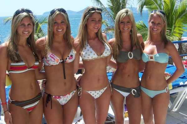 Młode dziewczyny w bikini, która wybierzesz?