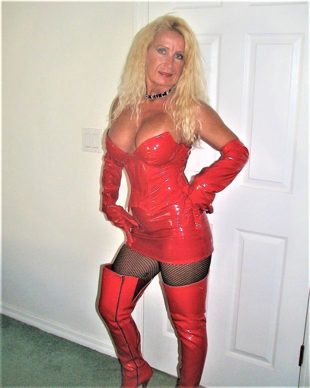 GILF Julia Looking nice and hot. I would have chose a different style pantyhose.