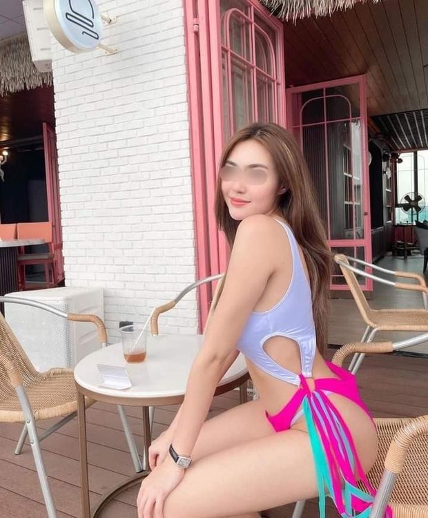 Asian Girlfriend So Sexy with Her White Legs