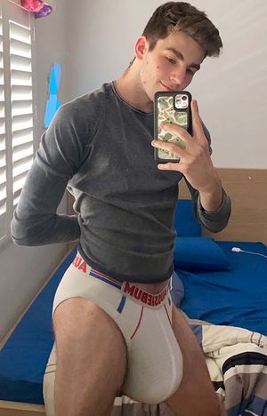 I wanna cup my hands on that bulge and squeeze it