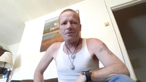 Bisexual Irishman, love's being submissive, and really love cock.