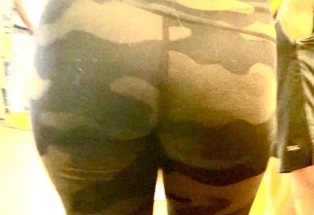 Camo-leggings hottie