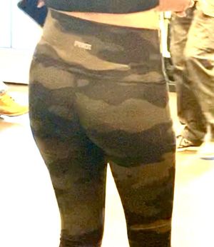 Camo-leggings hottie