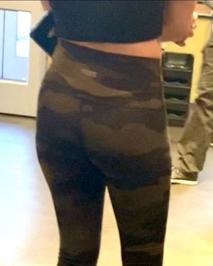 Camo-leggings hottie