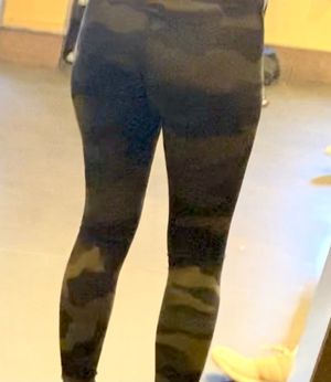 Camo-leggings hottie