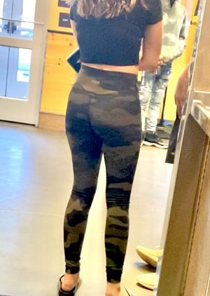 Camo-leggings hottie