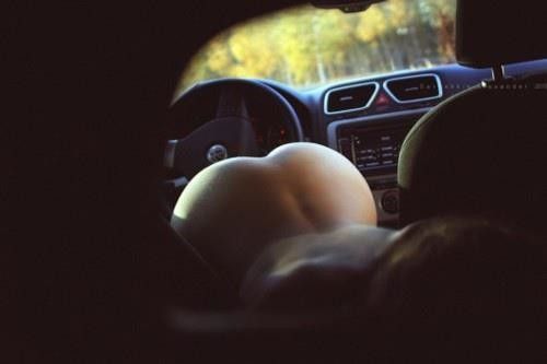 Amateur showing off her ass in car.