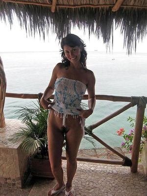 Mom shows pussy on vacation pic