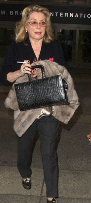 Catherine Deneuve smoking Capri 120s ❤