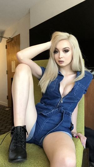 I want Lexi Lore to step on me